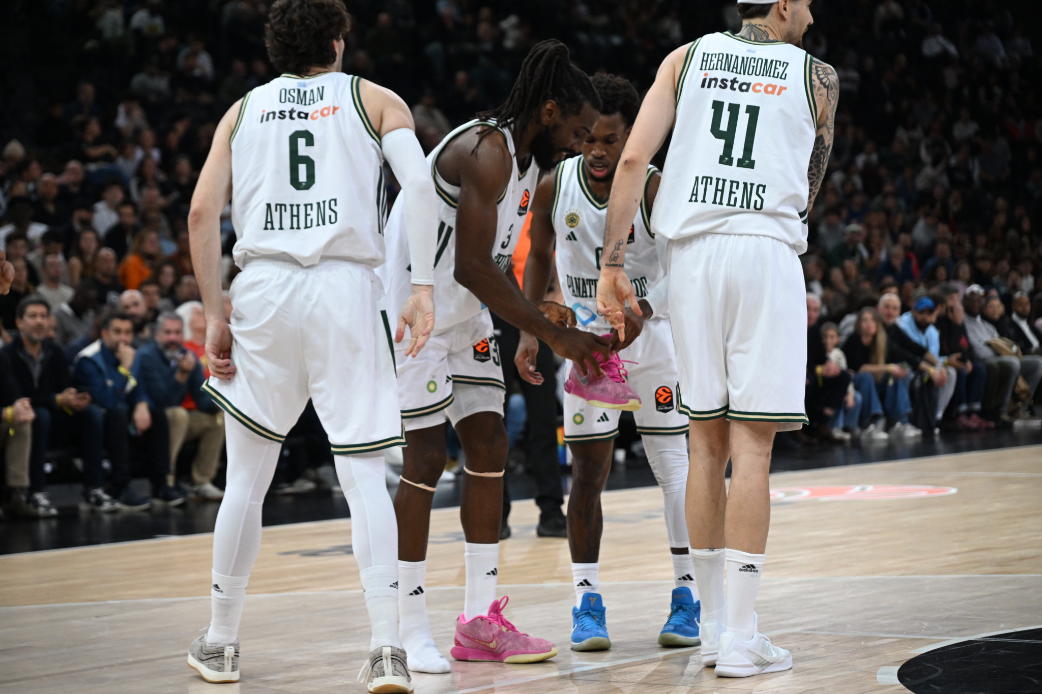 Επικός Φαρίντ: Έκανε τάπα, του έφυγε το παπούτσι και ξυπόλυτος έφυγε στον αιφνιδιασμό (video)