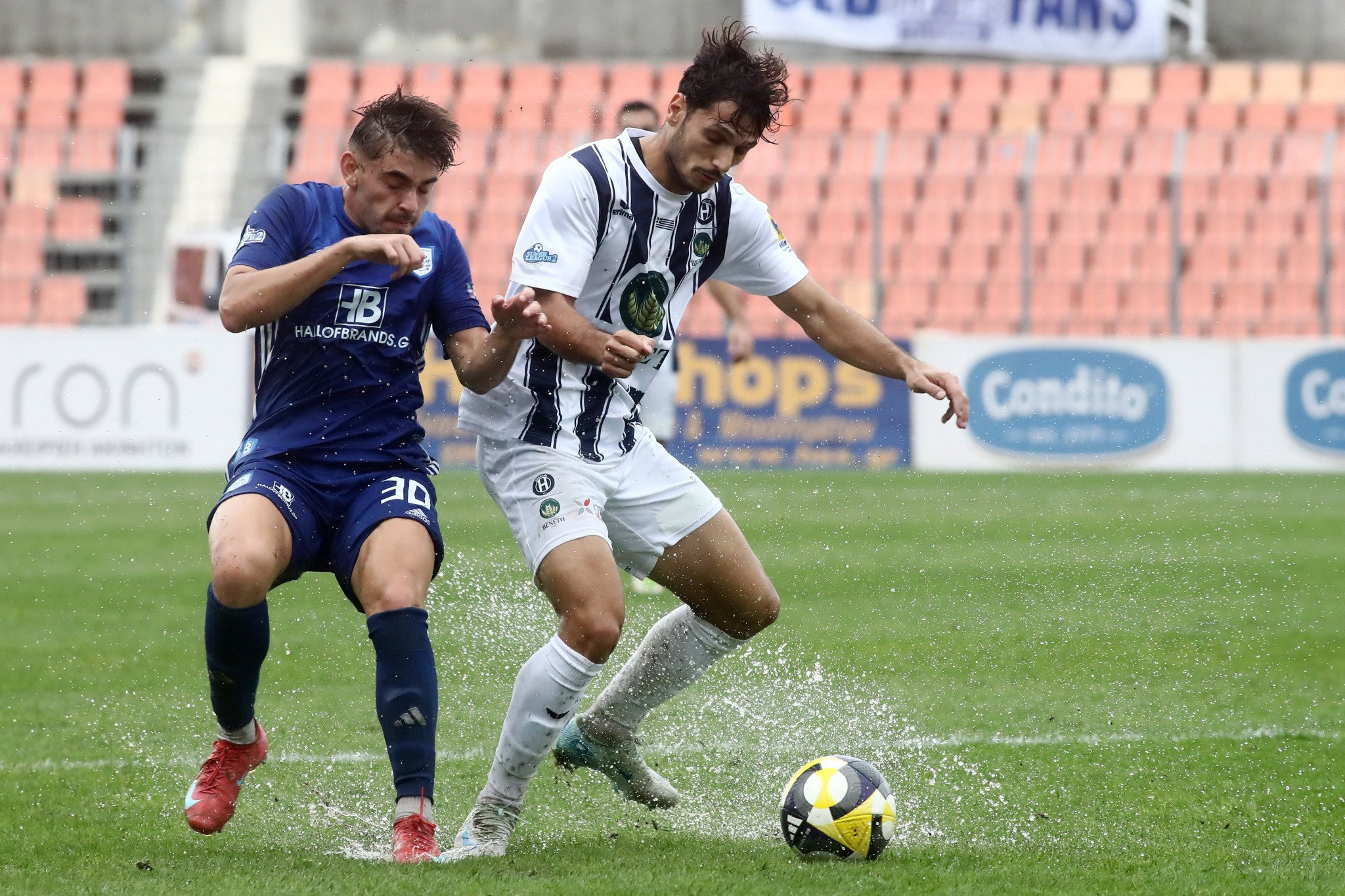 Απίθανο σκηνικό στο Ηρακλής-ΠΑΣ: Ο Κοντονίκος βγήκε τετ α τετ αλλά η μπάλα κόλλησε στο νερό (video)