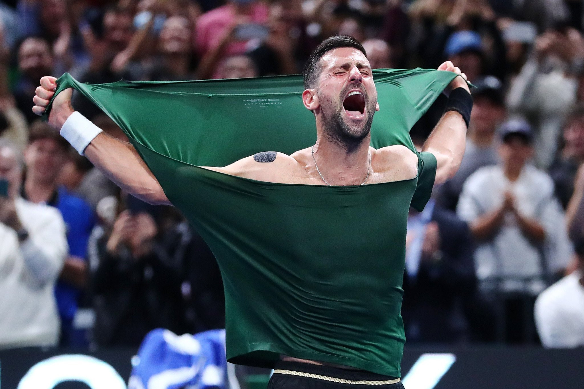 Απίστευτο πάθος από τον Τζόκοβιτς - Έσκισε την μπλούζα του μετά τον τίτλο στην Αθήνα (video)