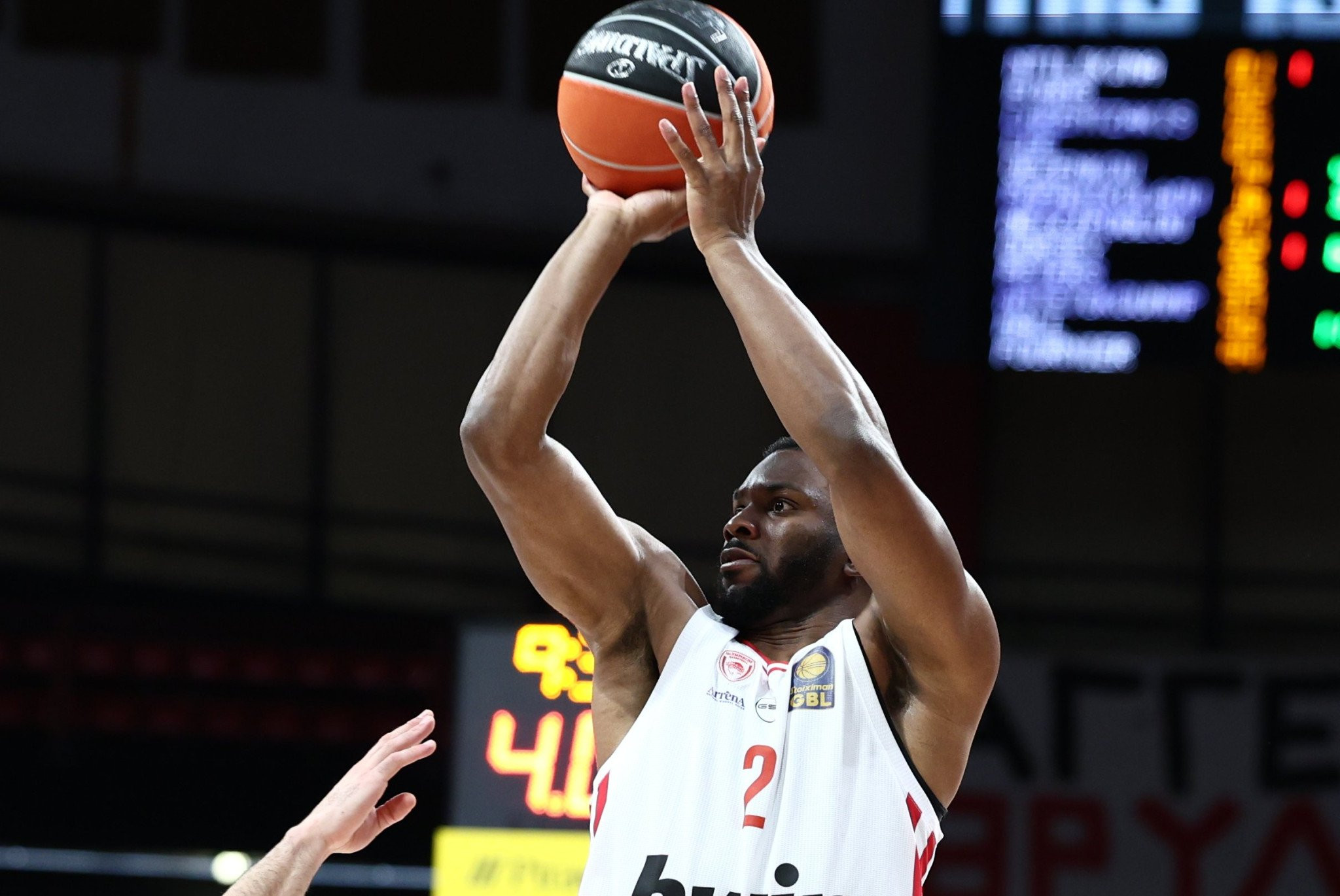 Οι πρώτες ενέργειες του Έβανς με τη φανέλα του Ολυμπιακού: Έβαλε τρίποντο και έδωσε ασίστ (Videos)