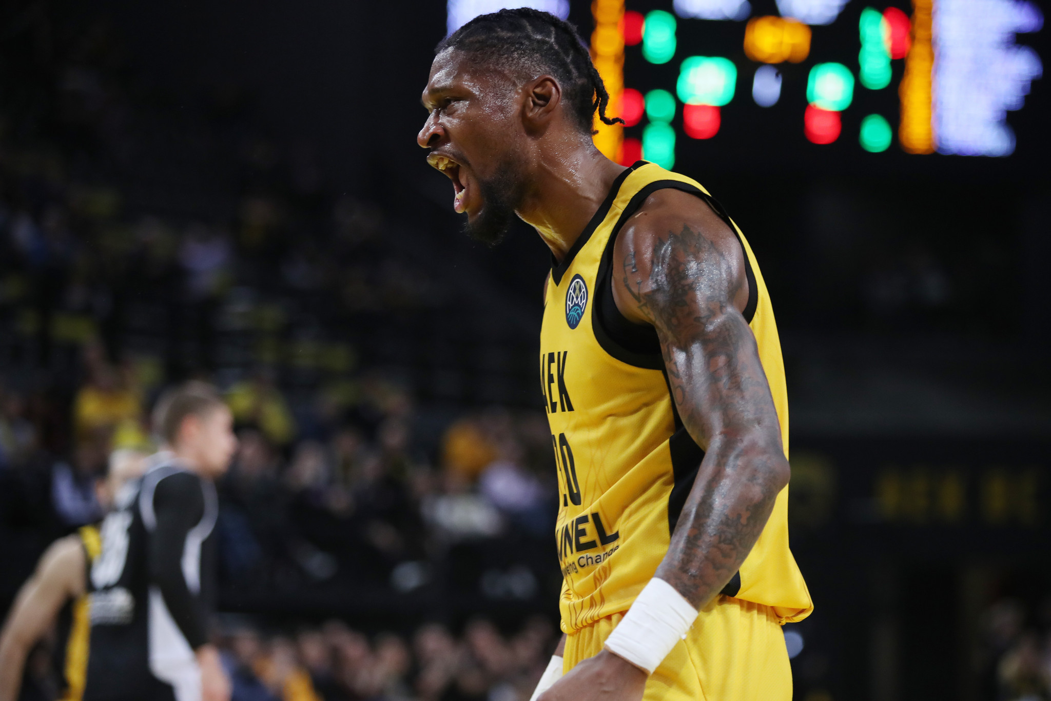 Ο Κρις Σίλβα έκανε poster τον αντίπαλό του και ξεσήκωσε τον κόσμο της ΑΕΚ (video)