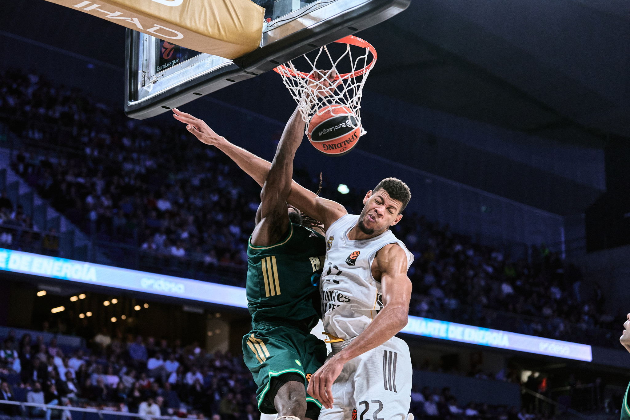 Το απίθανο κάρφωμα του Φαρίντ στον Ταβάρες στην κορυφή του Top-10 της EuroLeague (video)