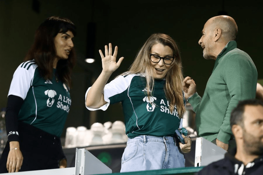 Η ηθοποιός Τόνια Σωτηροπούλου με πράσινη φανέλα τα έλεγε με τον Γιάννη Αλαφούζο