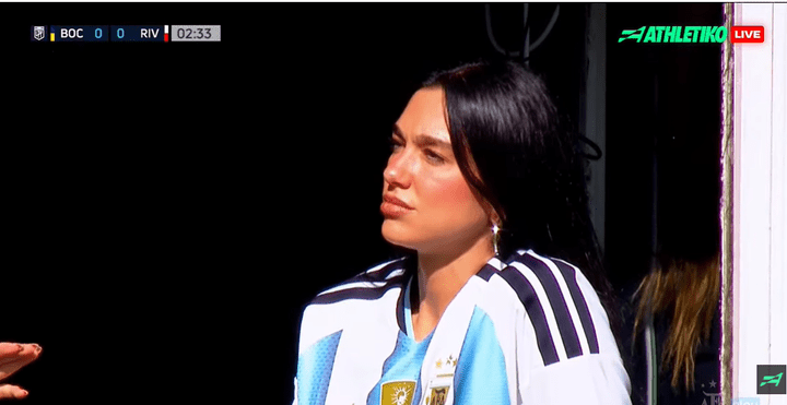 Η Ντούα Λίπα στο «Λα Μπομπονέρα» για το Μπόκα Τζούνιορς - Ρίβερ Πλέιτ (videos)