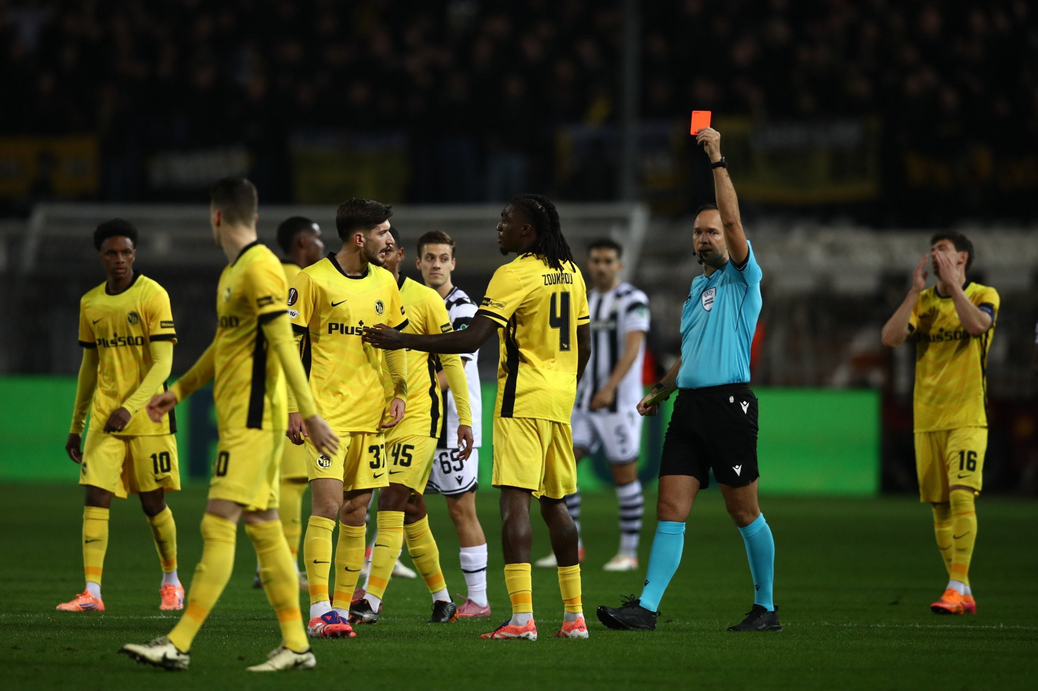 Το σκληρό τάκλιν του Γκίγκοβιτς στον Γιακουμάκη που άφησε με 10 παίκτες τη Γιουνγκ Μπόις (video)