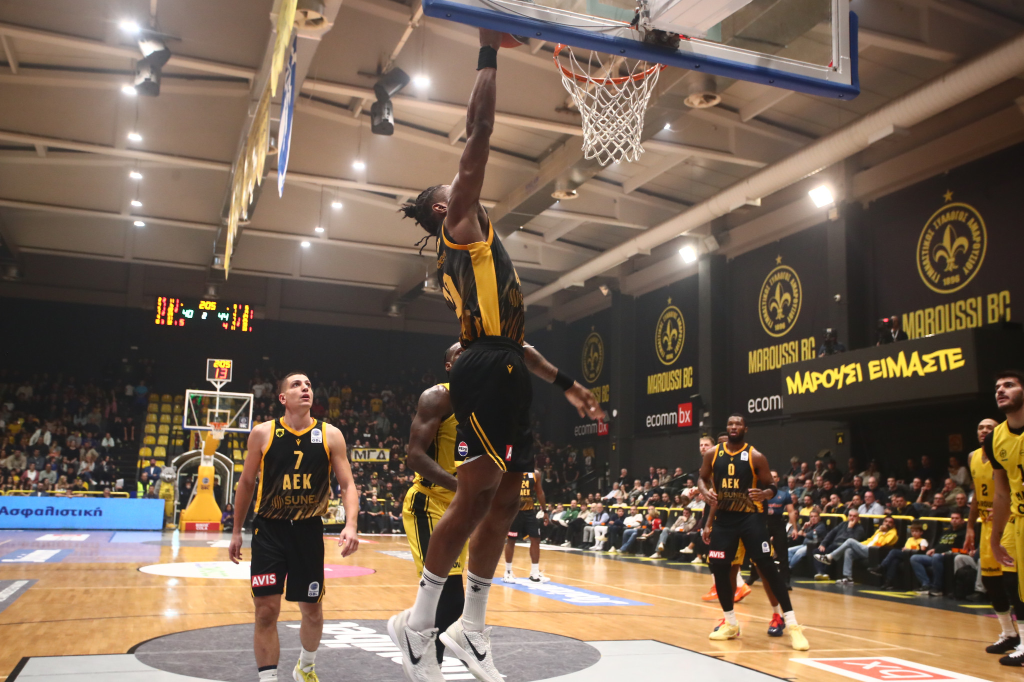 Η ΑΕΚ με τριάδα... φωτιά πέρασε με 100άρα από το Μαρούσι