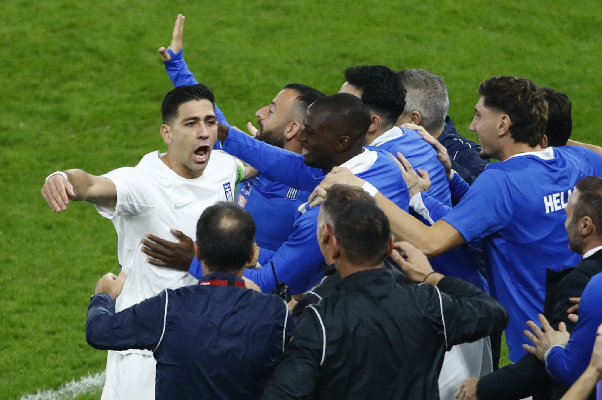 «Ό,τι και να γίνει, είμαστε μαζί» - Η παρακάμερα από το παιχνίδι της Ελλάδας με τη Σκωτία (video)