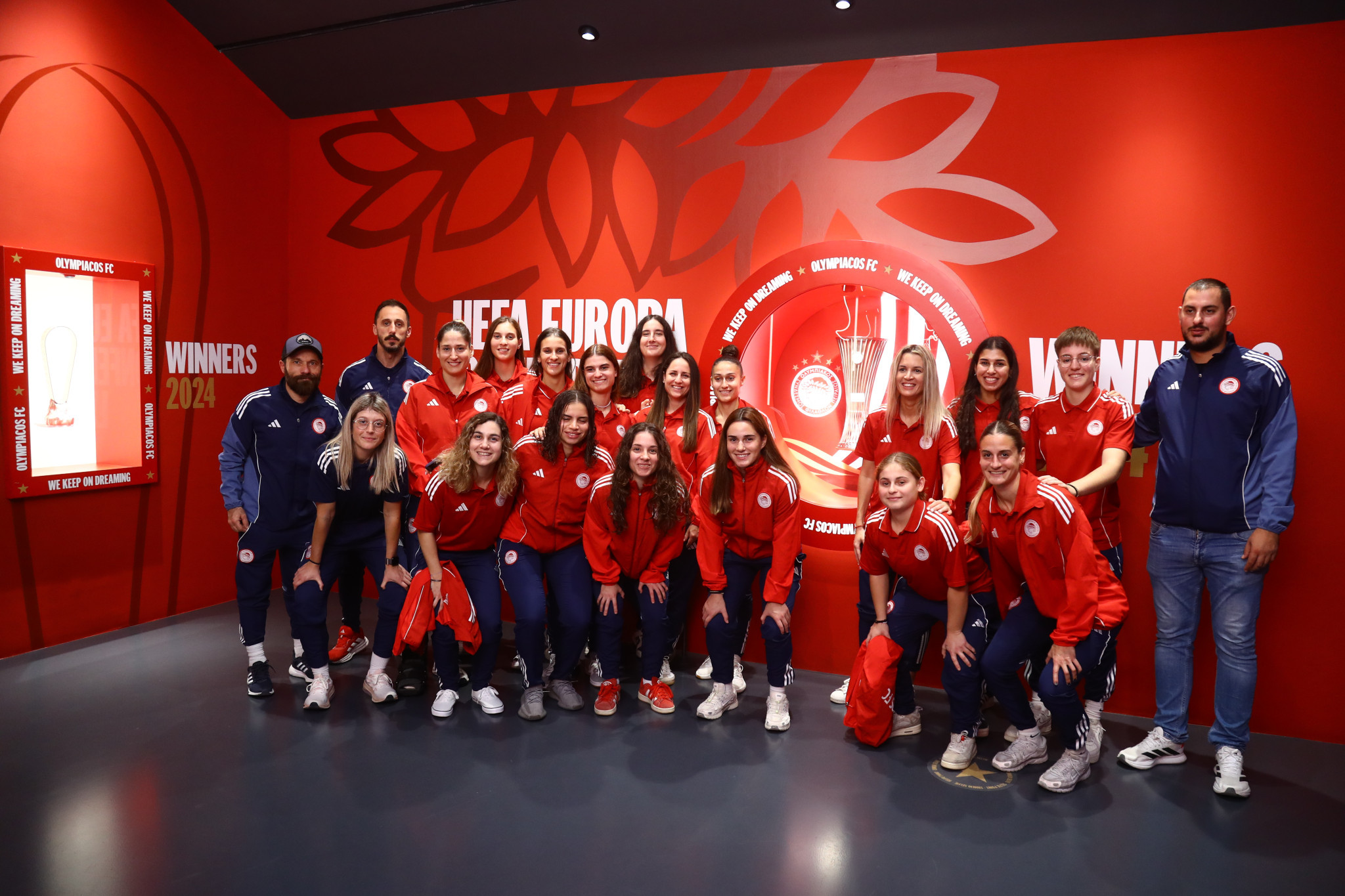 Η ομάδα γυναικών του Ολυμπιακού επισκέφθηκε το νέο «ερυθρόλευκο» Μουσείο (photos)