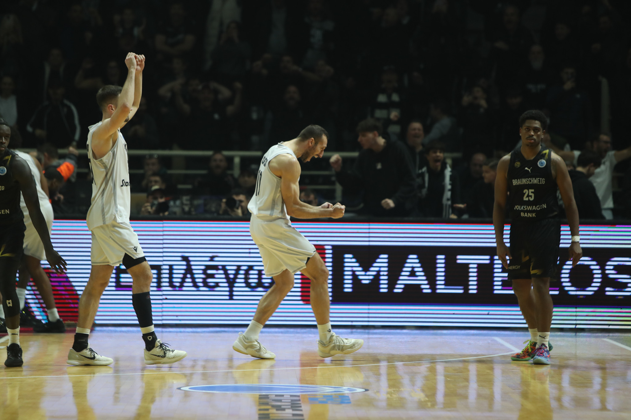 Το μαγικό play στο τέλος και οι βολές του Μουρ έστειλαν τον ΠΑΟΚ στους 16 του FEC! (video)