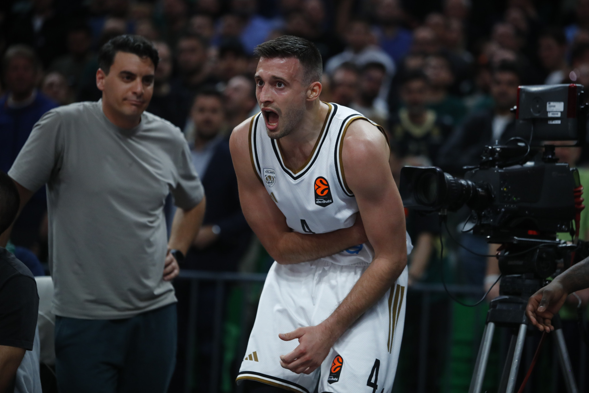 Το ουρλιαχτό του Αβράμοβιτς: Χτύπησε στα πλευρά σε «μονομαχία» με τον Ναν αλλά του... πέρασε