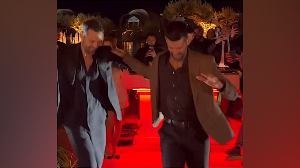 Το συρτάκι του Τζόκοβιτς με τον Αργυρό και η «Πανσέληνος» του Ροντινέι σε χριστουγεννιάτικο event (video)