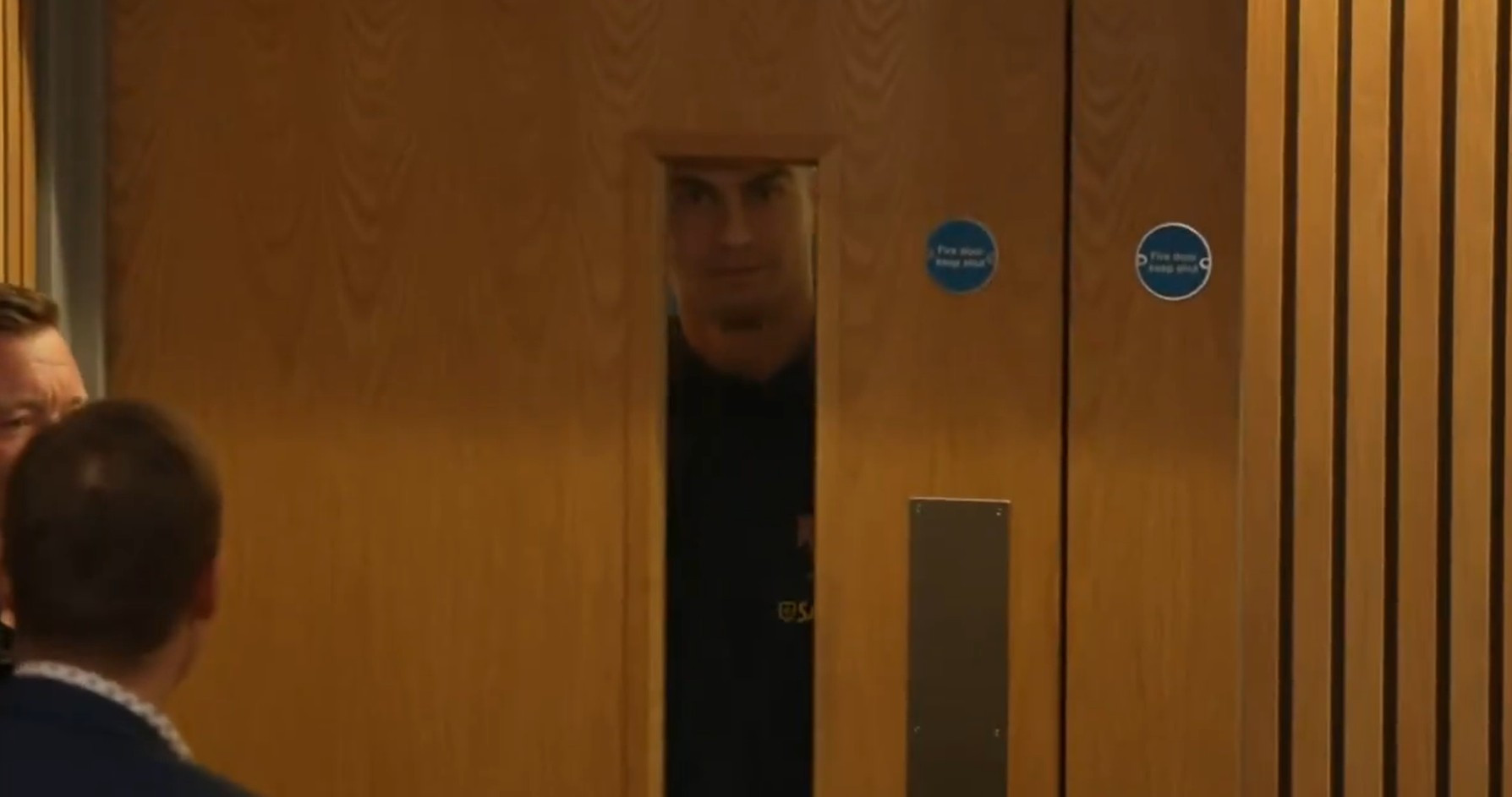 O Κριστιάνο Ρονάλντο έγινε ξανά viral - Πιάστηκε να... κρυφοκοιτάζει τους δημοσιογράφους από ένα παραθυράκι (video)