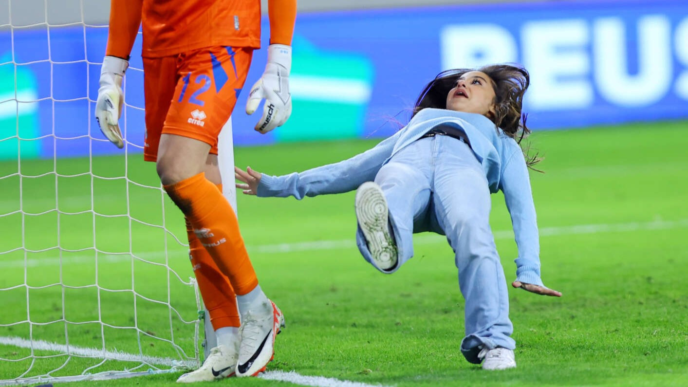 Απίθανο σκηνικό στην Κύπρο: Κοπέλα μπήκε στο γήπεδο για τον τερματοφύλακα και έφαγε... τούμπα! (photos)