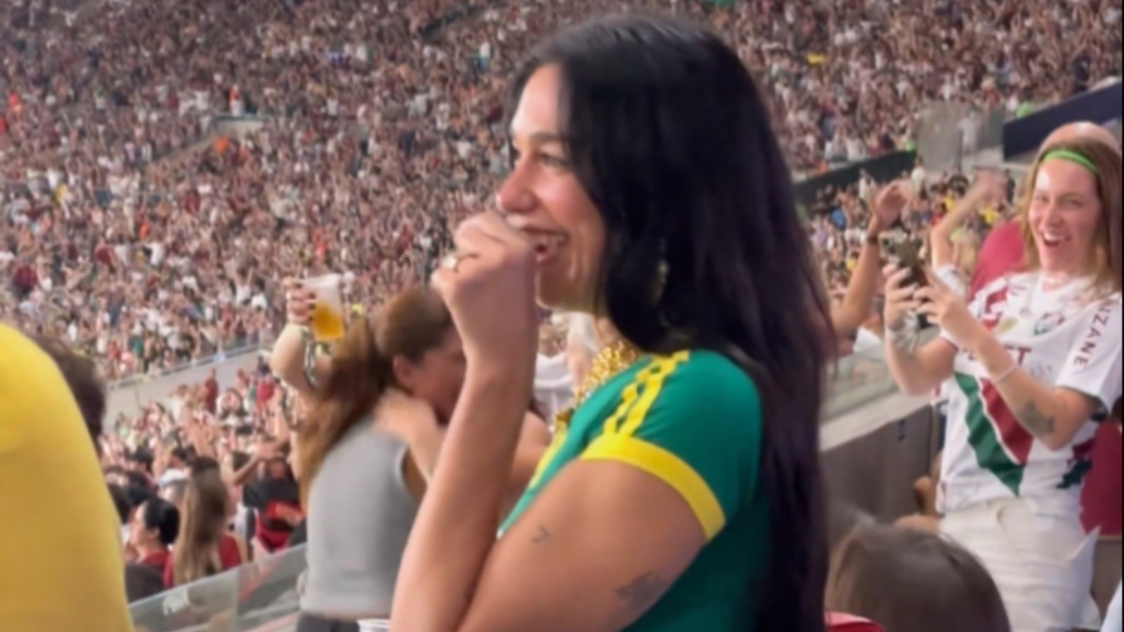 Από το «Μπομπονέρα» και το Athletiko η Ντούα Λίπα βρέθηκε στη Βραζιλία για να ξαναδεί ποδόσφαιρο (video)