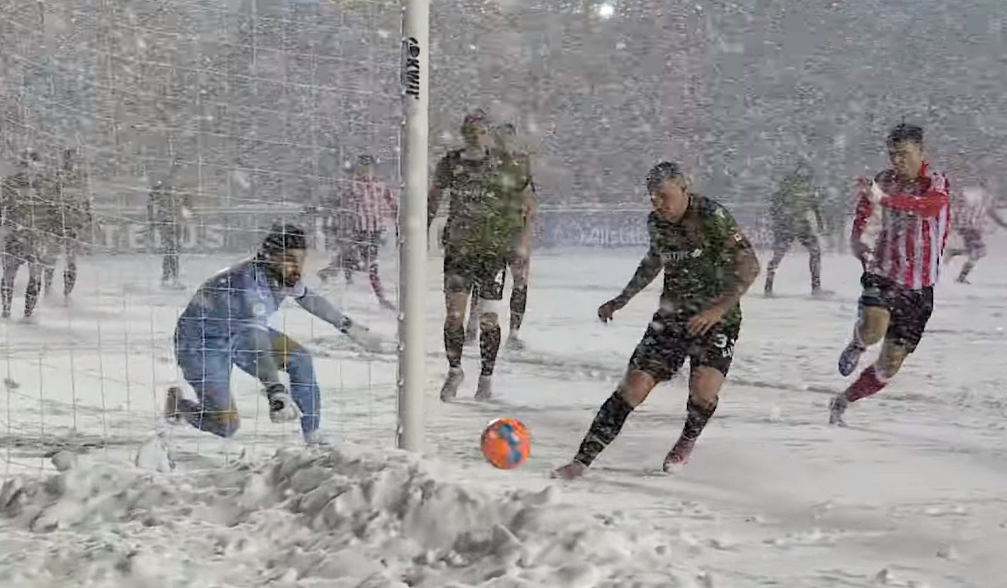 Απίστευτο σκηνικό στον Καναδά: Ο τελικός έγινε σε γήπεδο που έμοιαζε με χιονοδρομικό κέντρο (video)