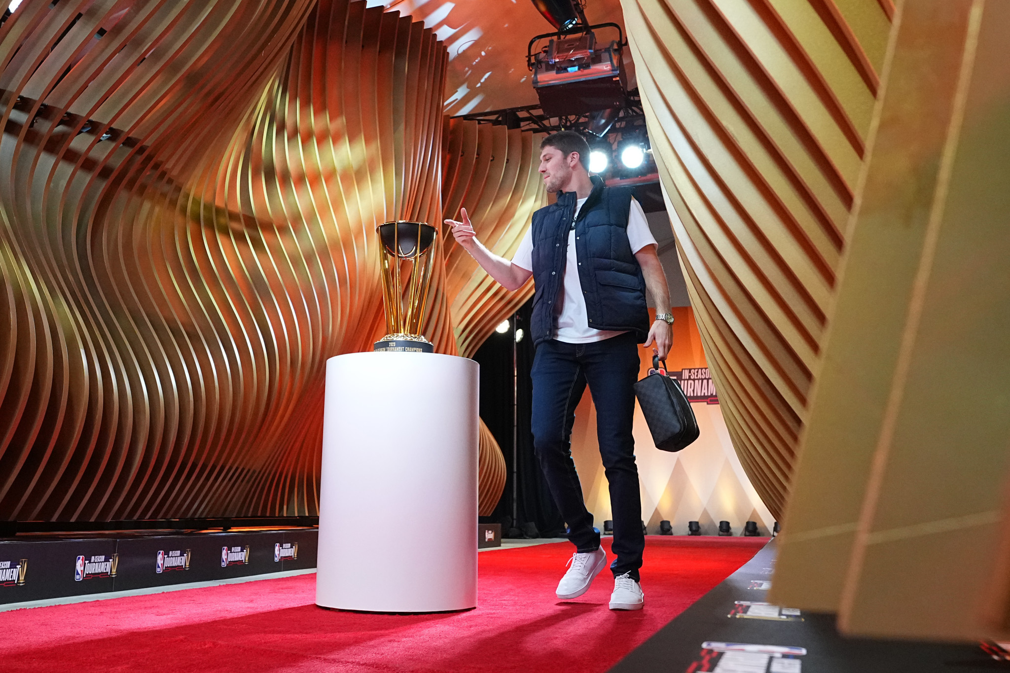 Από τα νεκροταφεία και τη Γουόλ Στριτ στην Euroleague: Η απίθανη ιστορία του νέου παίκτη της Dubai