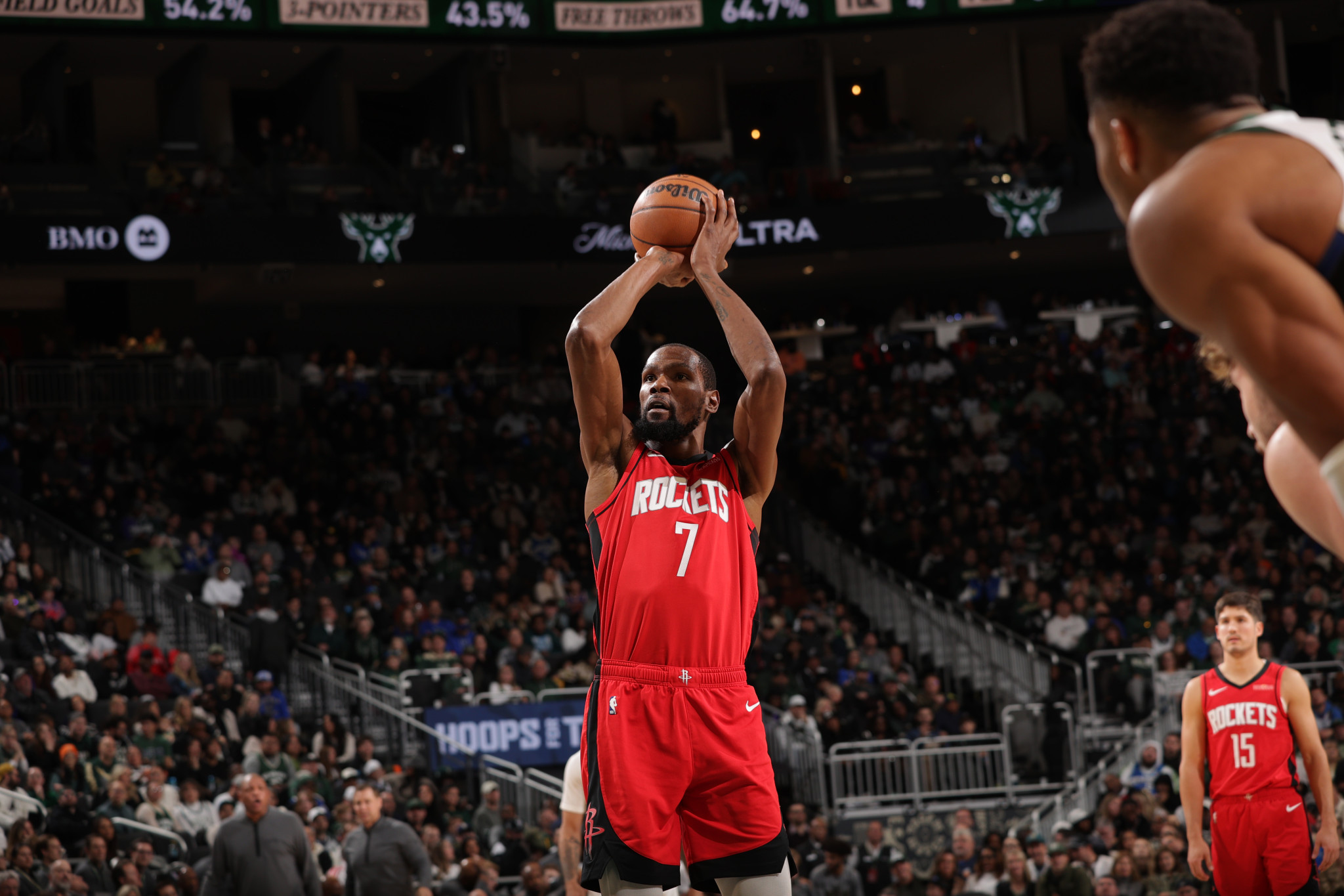 Ο Κέβιν Ντουράντ φοράει παπούτσια με το σήμα της Παρί