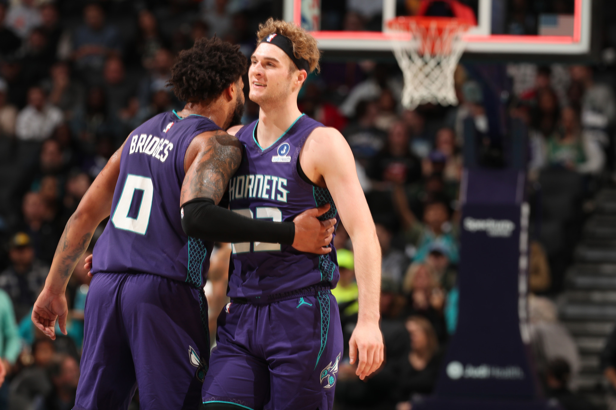 Οι Χόρνετς «πάτησαν» τους Θάντερ, σπουδαίο «διπλό» των... μισών Νάγκετς στη Φιλαδέλφεια