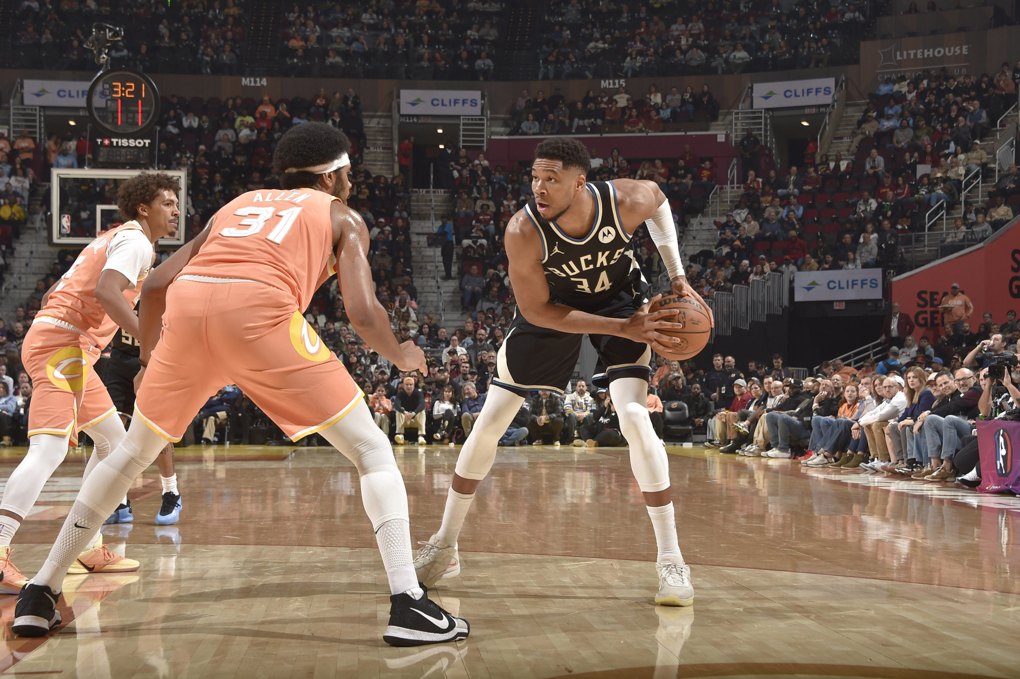 Οι Μπακς αγωνιούν για τον τραυματισμό του Αντετοκούνμπο - Τι ανέφερε ο Ντοκ Ρίβερς