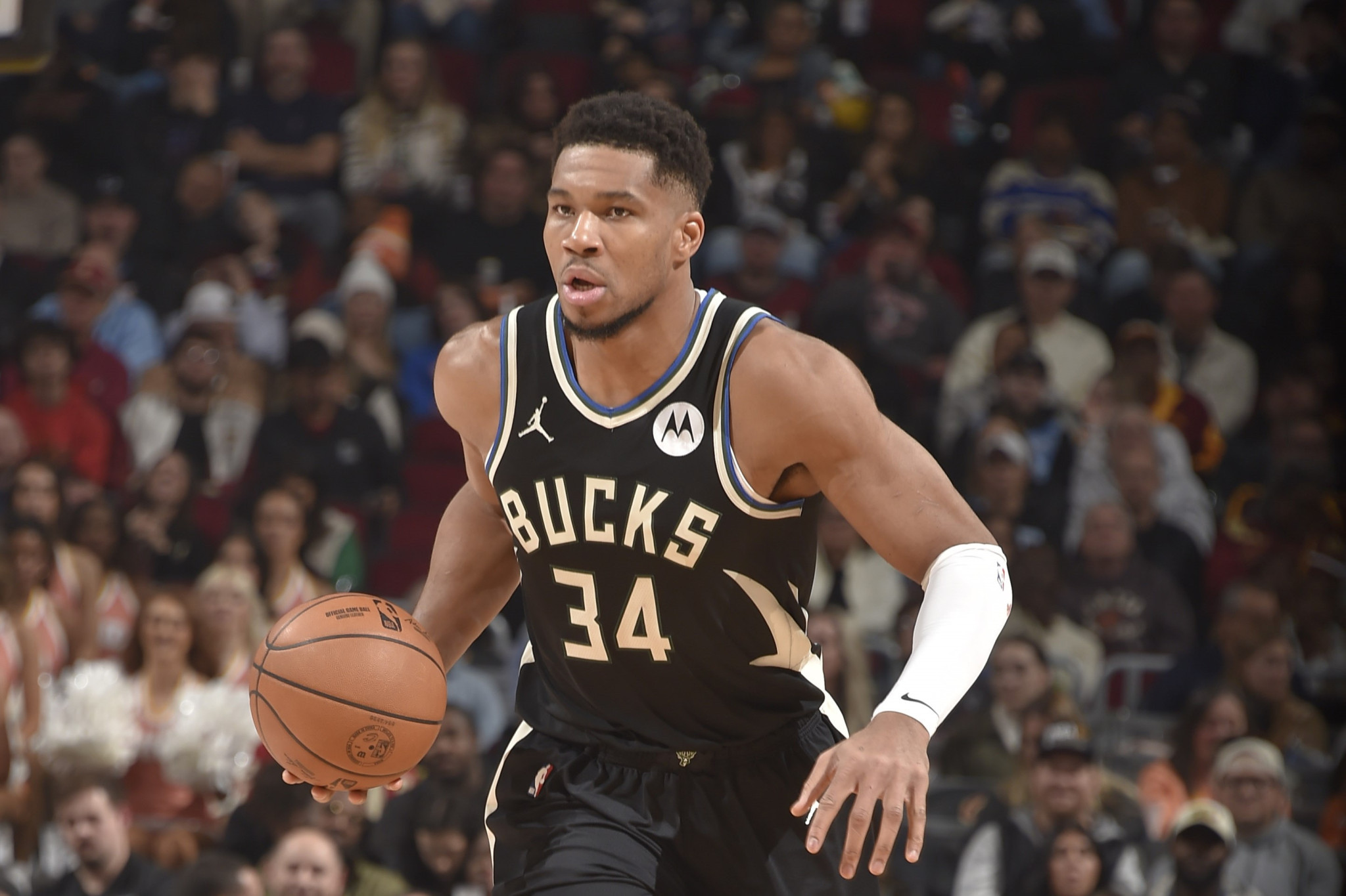 Ο Γιάννης αποχώρησε τραυματίας και οι Μπακς ηττήθηκαν από τους Καβαλίερς