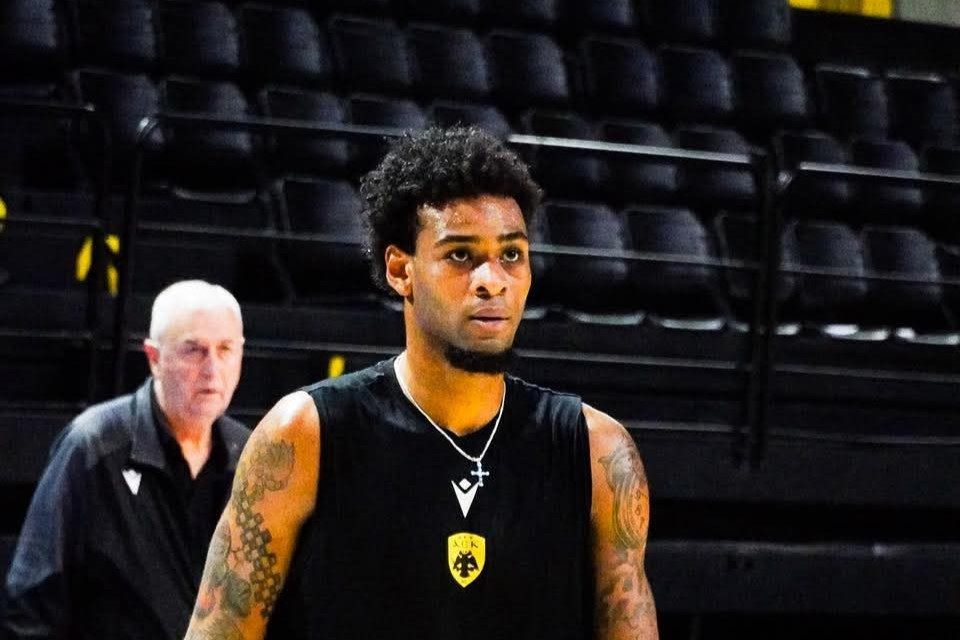 Ο Μπράουν «φλερτάρει» με το ντεμπούτο του με τη φανέλα της ΑΕΚ