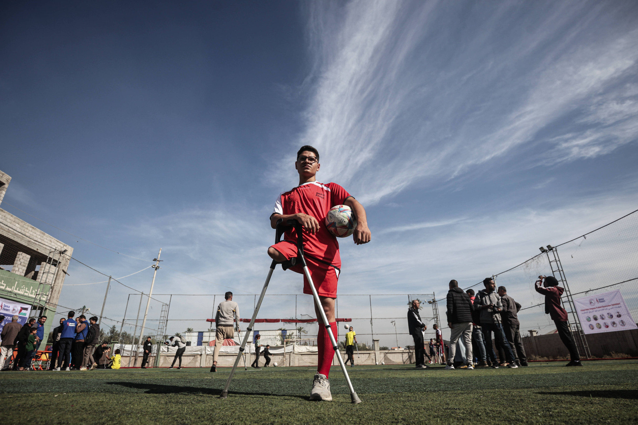 Το τουρνουά της ελπίδας: Ακρωτηριασμένοι ποδοσφαιριστές παίρνουν το σκοτάδι και το μεταβολίζουν σε φως (video)