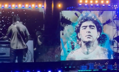 Oι Oasis αφιέρωσαν το «Live Forever» στον Μαραντόνα και αποθεώθηκαν στην Αργεντινή (video)