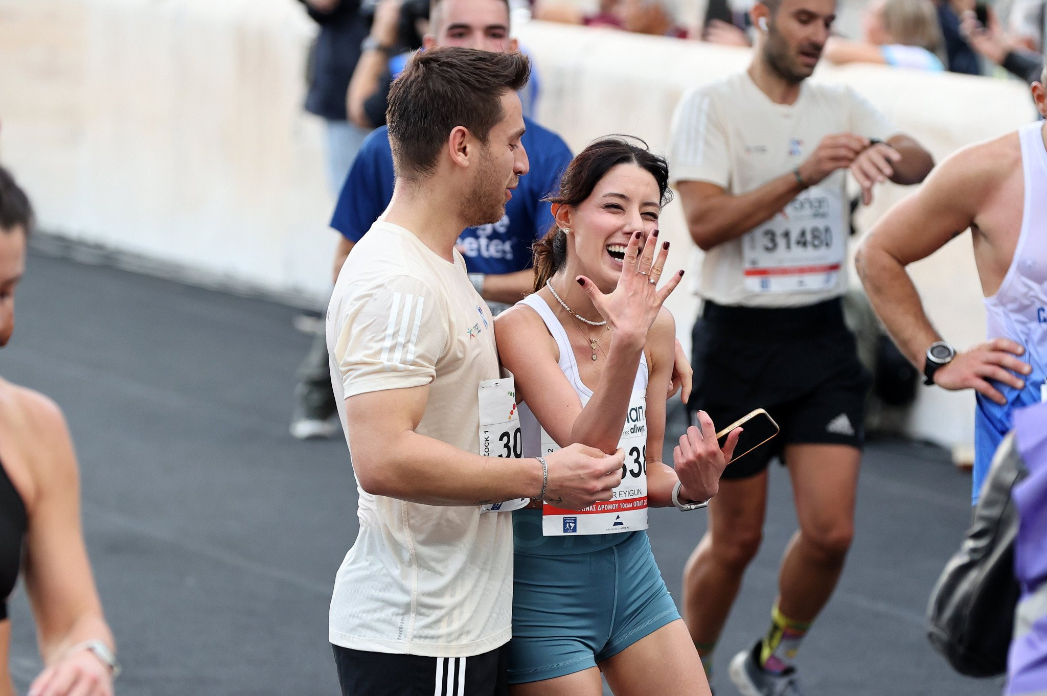 Πρόταση γάμου κατά τη διάρκεια των 10χλμ του 42ου Αυθεντικού Μαραθωνίου της Αθήνας (video)
