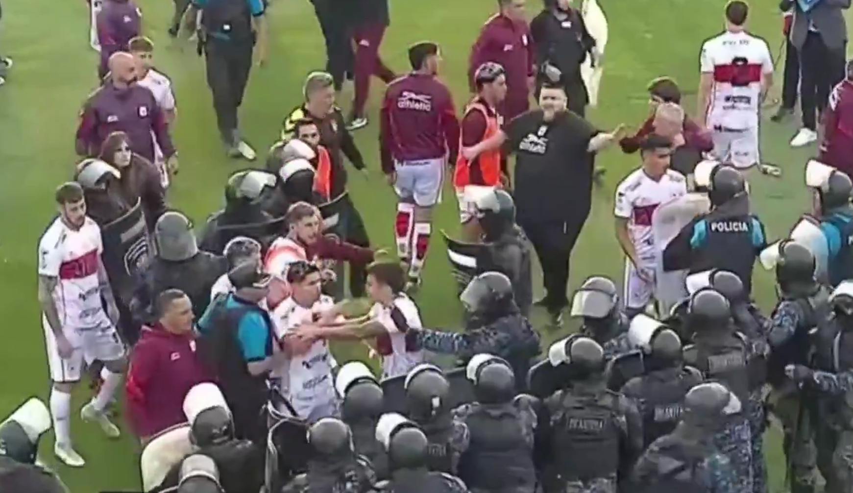 Το απόλυτο χάος στην Αργεντινή - Μπουνιές, σπρέι πιπεριού και ξύλο παικτών με αστυνομία (video)