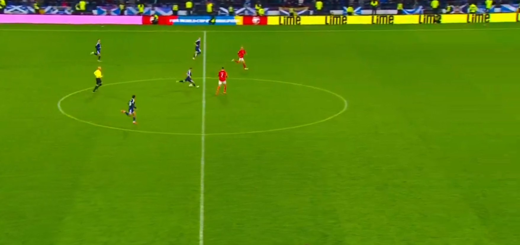 Ασύλληπτο γκολ της Σκωτίας στο 98ο λεπτό πίσω από τη σέντρα (video)