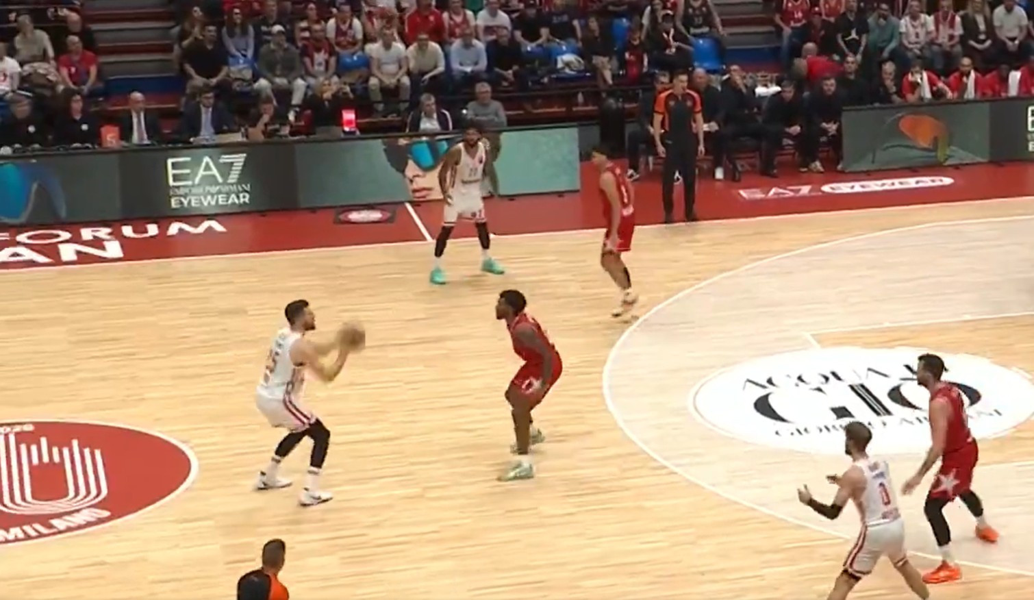 Ο Πίτερς «πάγωσε» την άμυνα της Μιλάνο με τρίποντο από τον... Πειραιά (video)