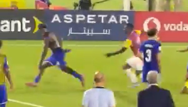 Κολομβιανοί κυνηγούσαν Γάλλους - Χάος σε ματς του Παγκοσμίου Κυπέλλου των 17χρονων (video)