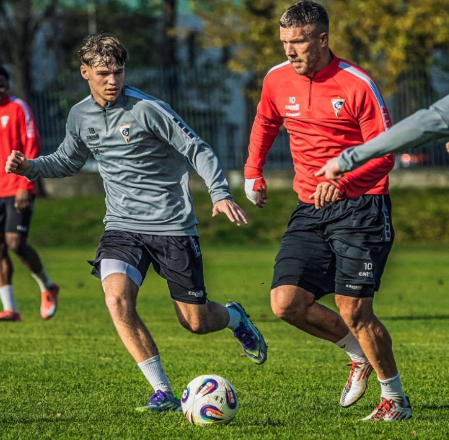 Το μήλο έπεσε κάτω από την μηλιά στην οικογένεια Ποντόλσκι (photo)