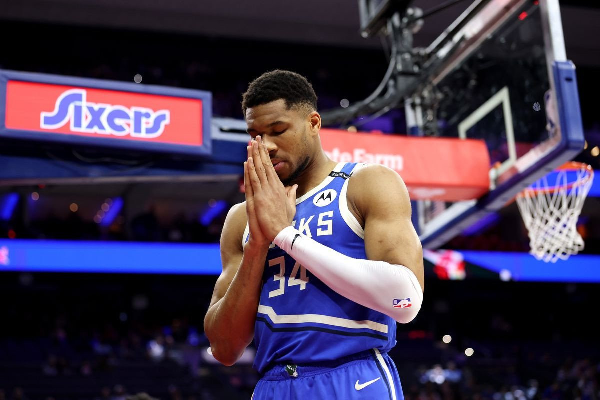 Ο Αντετοκούνμπο έγραψε... ιστορία με 20 ασίστ και οι Μπακς νίκησαν τους  Σίξερς