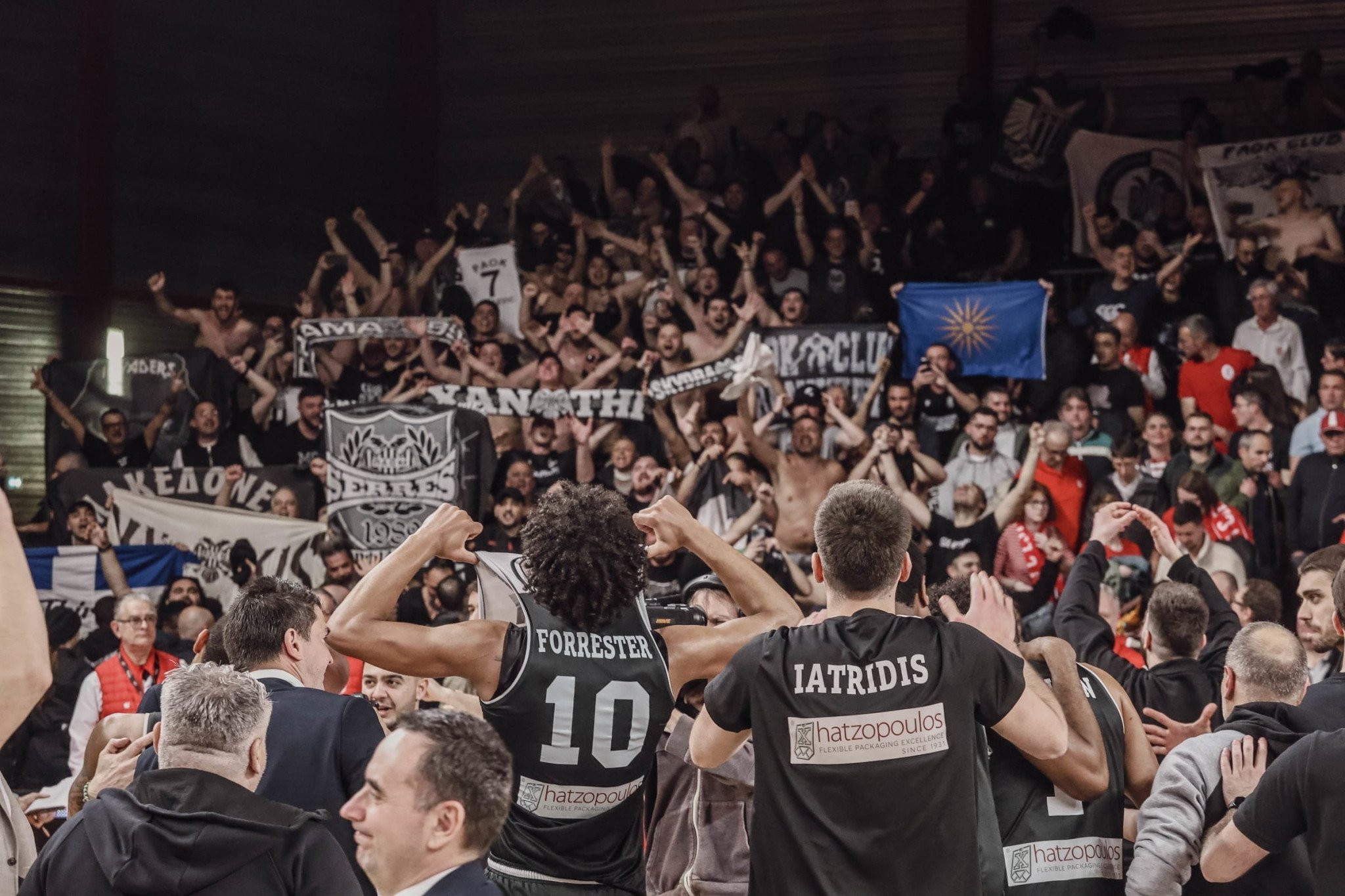 Τρέλα από παίκτες και κόσμο του ΠΑΟΚ μετά την πρόκριση στον τελικό (vid)