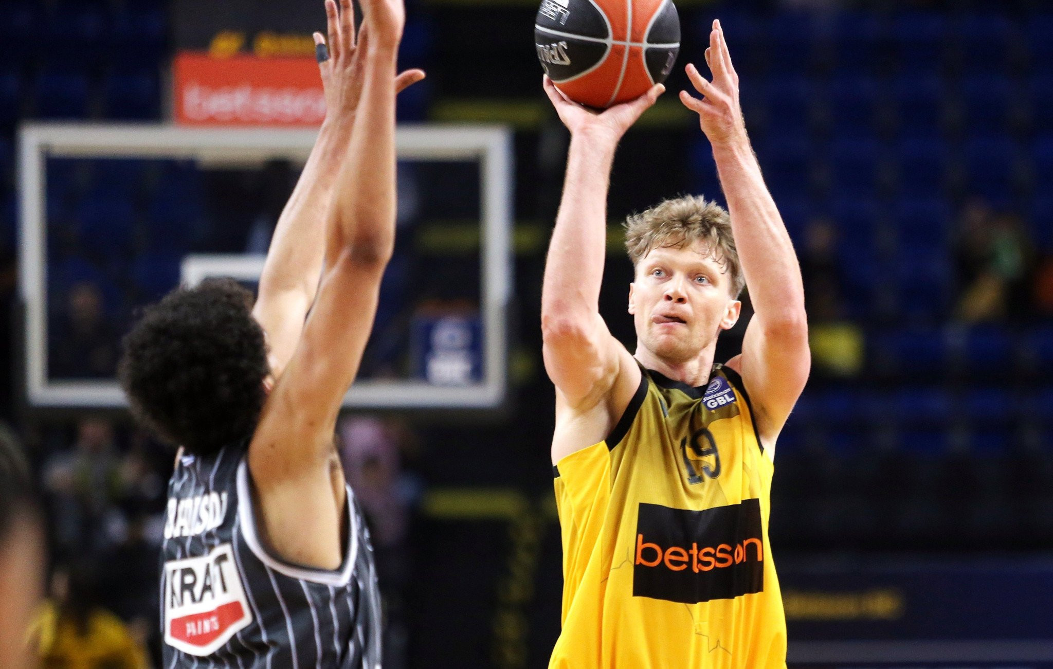 «Εκτέλεσε» την άμυνα του ΠΑΟΚ ο Κουζμίνσκας με τρίποντο από τα 9 μέτρα! (vid)