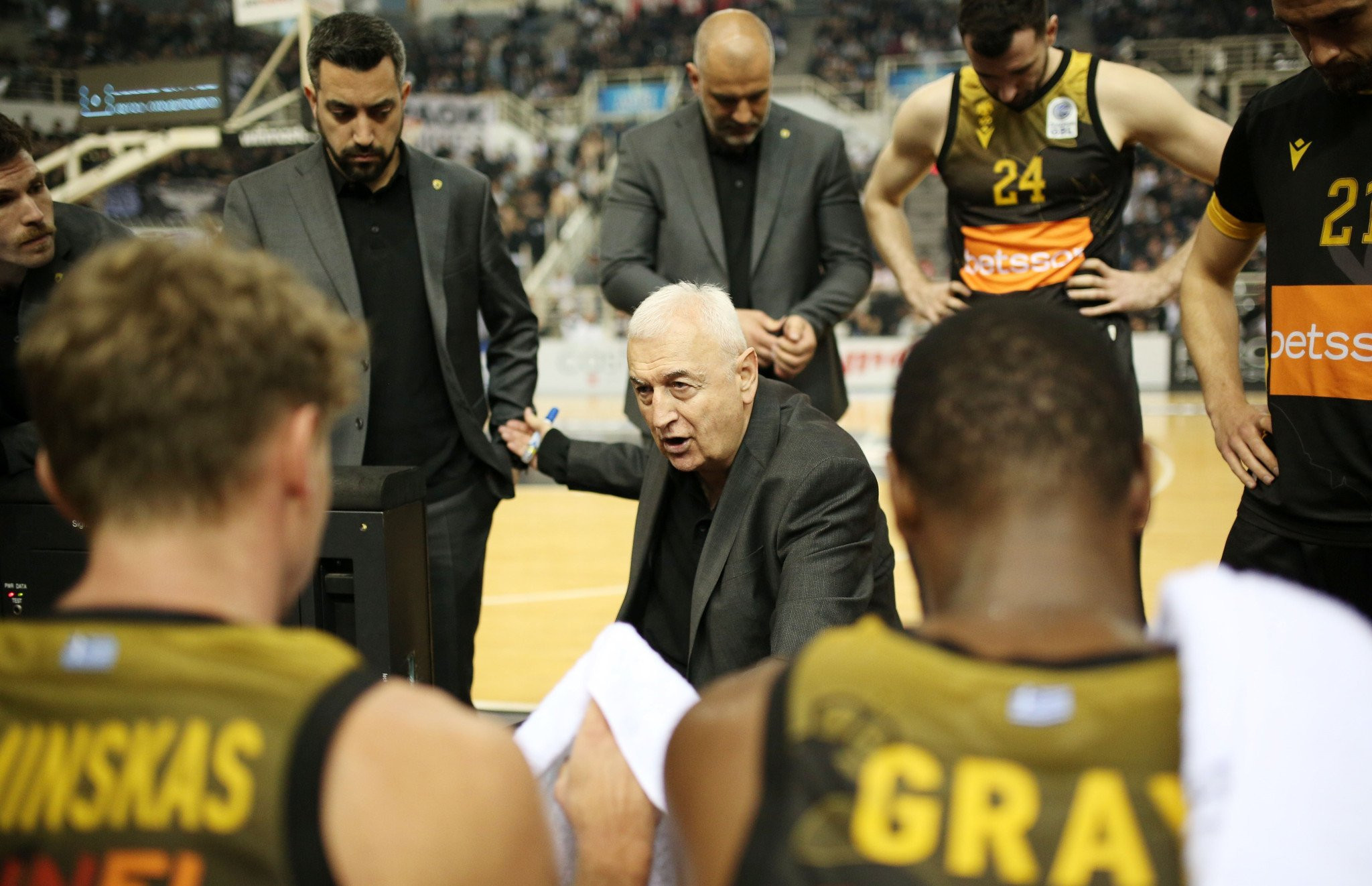 «Γκάζια» Σάκοτα στα αποδυτήρια για τη συντριβή της ΑΕΚ από τον ΠΑΟΚ