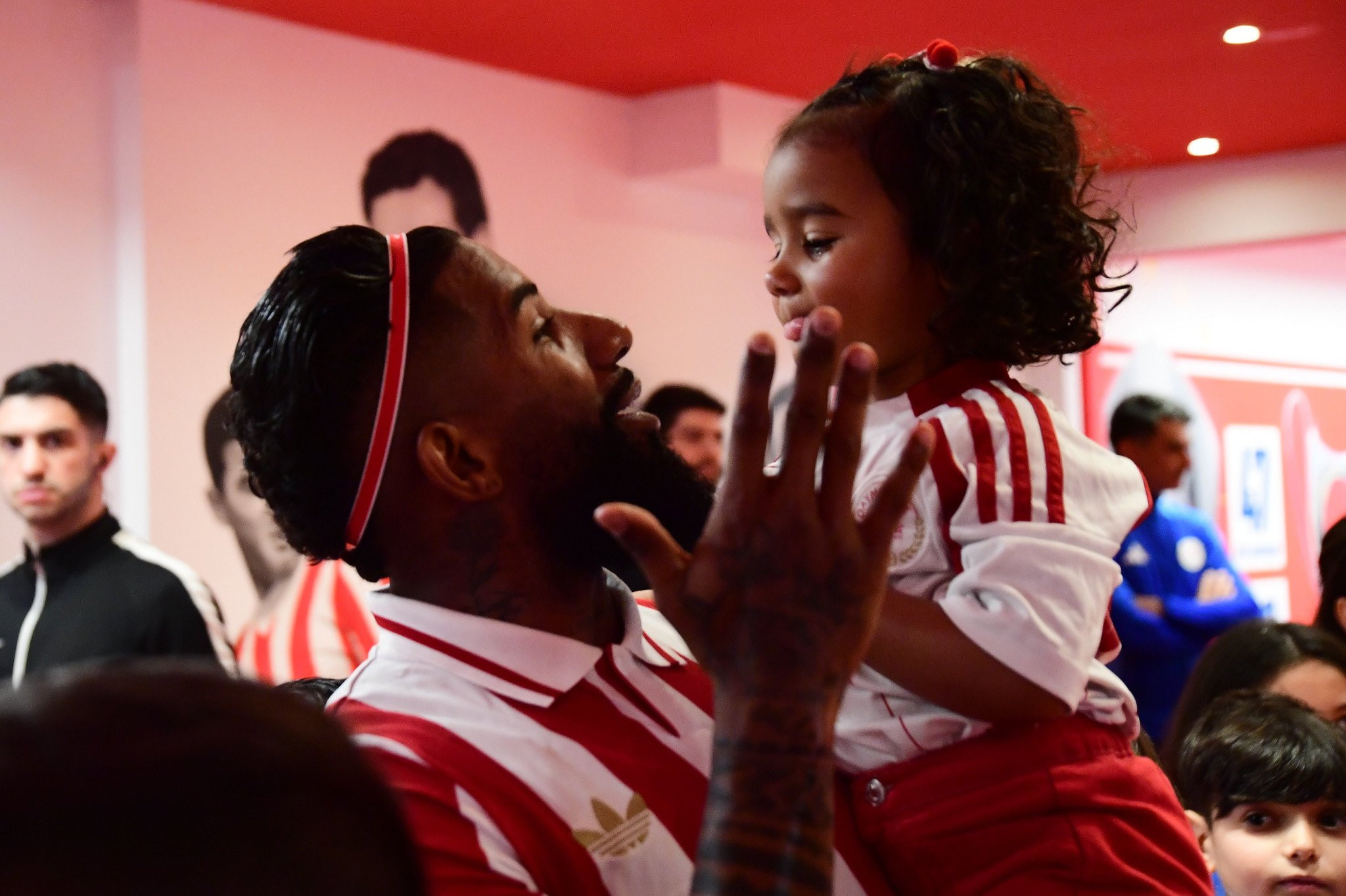 Η κόρη του Ροντινέι πηγαίνει σχολείο ακούγοντας τον ύμνο του Ολυμπιακού! (vid)