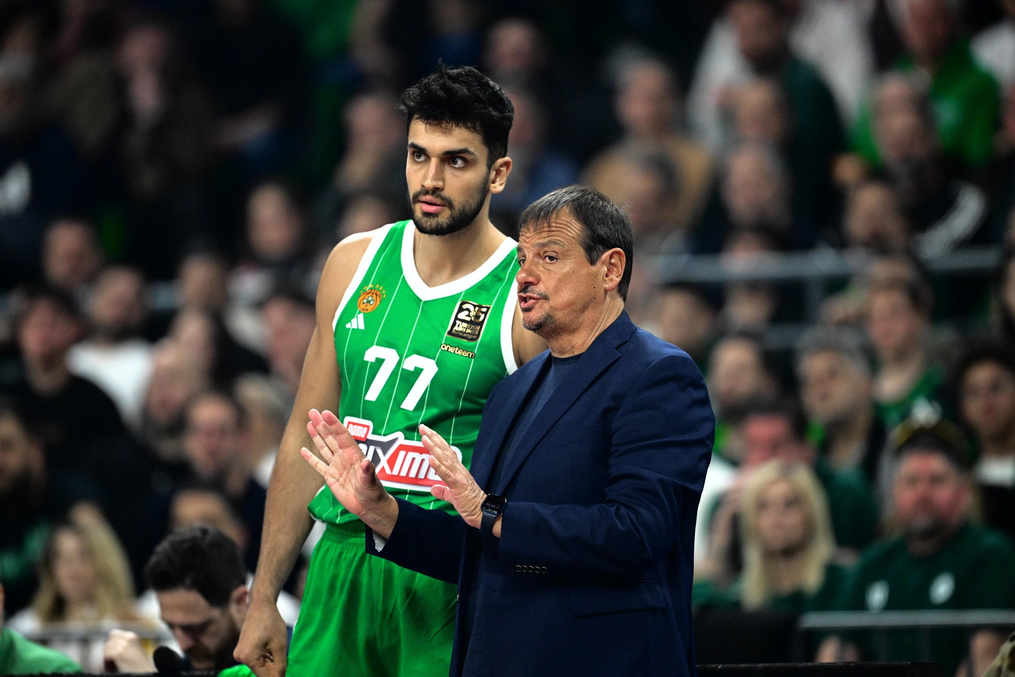 Αταμάν σε παίκτες: «Παίξατε ένα σπουδαίο παιχνίδι, κρατήσαμε το πλεονέκτημα έδρας, που ήταν ο πρώτος στόχος»