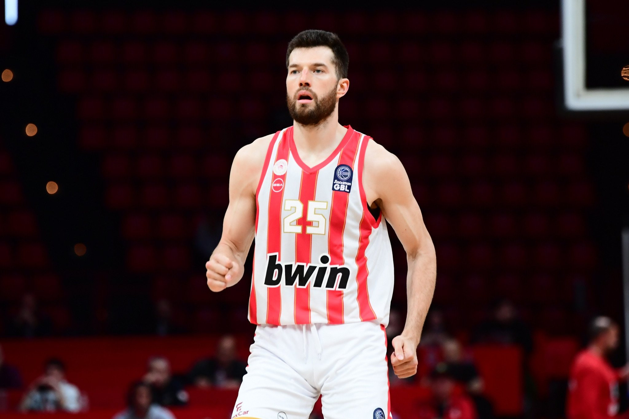 Ο Άλεκ Πίτερς ρίχνει... άγκυρα στον Πειραιά και ανοίγει εστιατόριο στο Μικρολίμανο