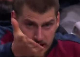 Έξαλλος ο Γιόκιτς έγινε κατακόκκινος βλέποντας την ομάδα του να χάνει (vid)