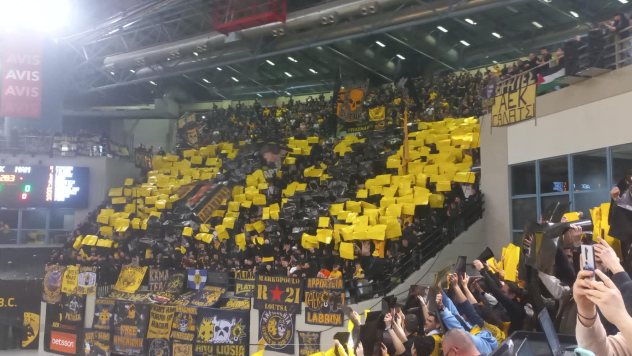 Εντυπωσιακή ατμόσφαιρα στη Sunel Arena από τον κόσμο της ΑΕΚ με τεράστιο κορεό!