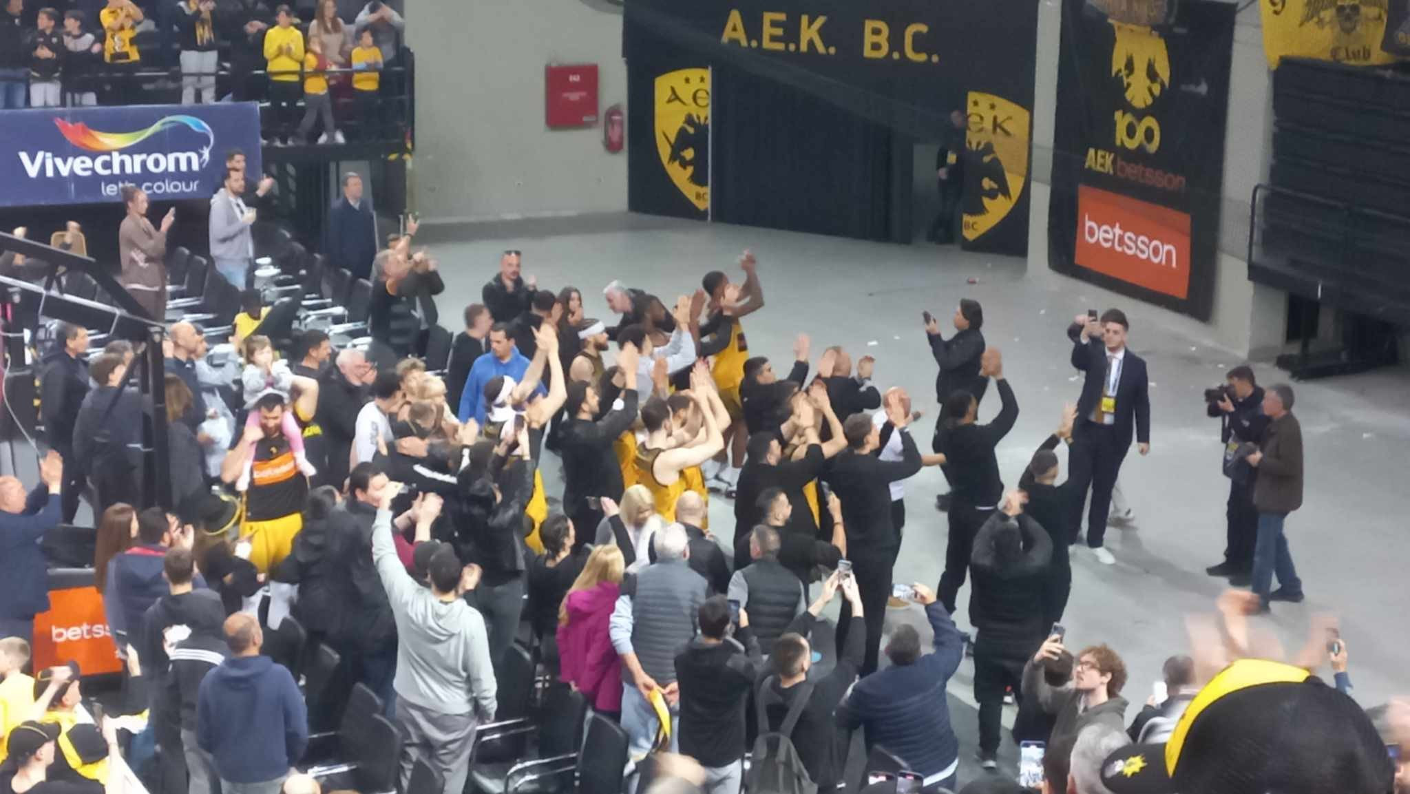 Έστησαν... πάρτι στη Sunel Arena ομάδα και κόσμος της ΑΕΚ (vid)