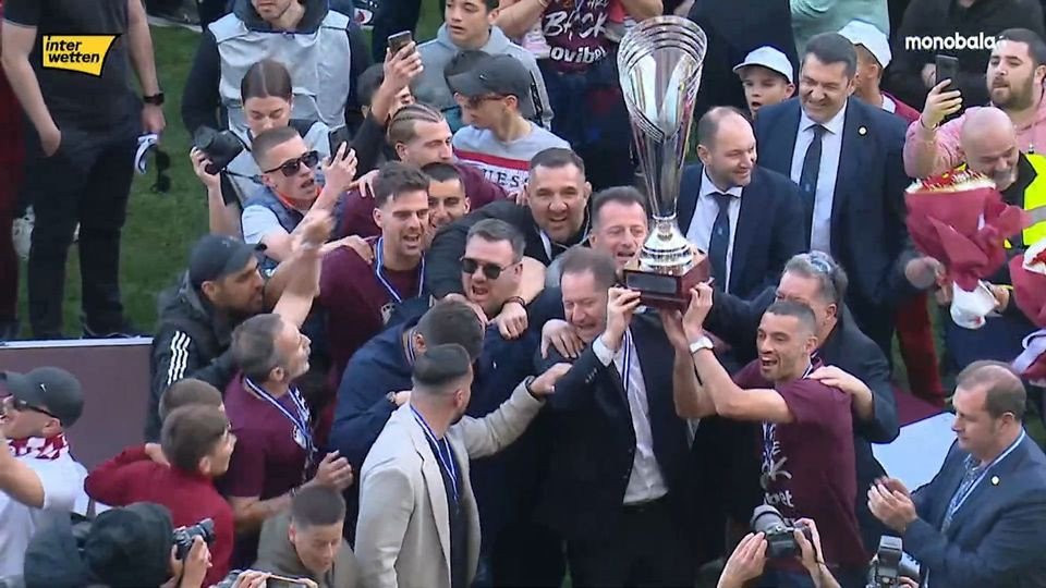 Η απονομή του τροπαίου στην πρωταθλήτρια ΑΕΛ!