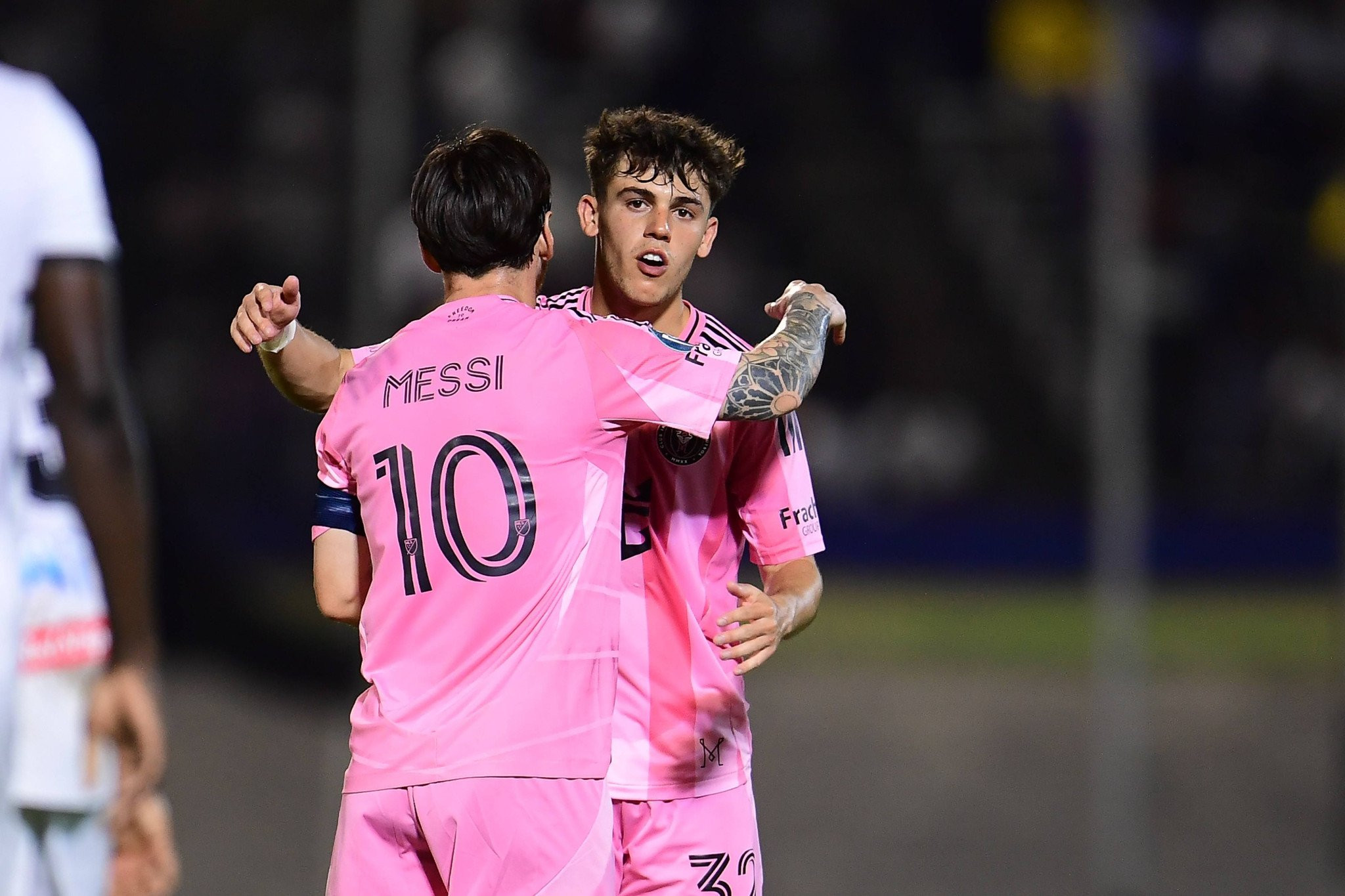 Ο Νόα Άλεν σκόραρε και πανηγύρισε έξαλλα με τον Μέσι