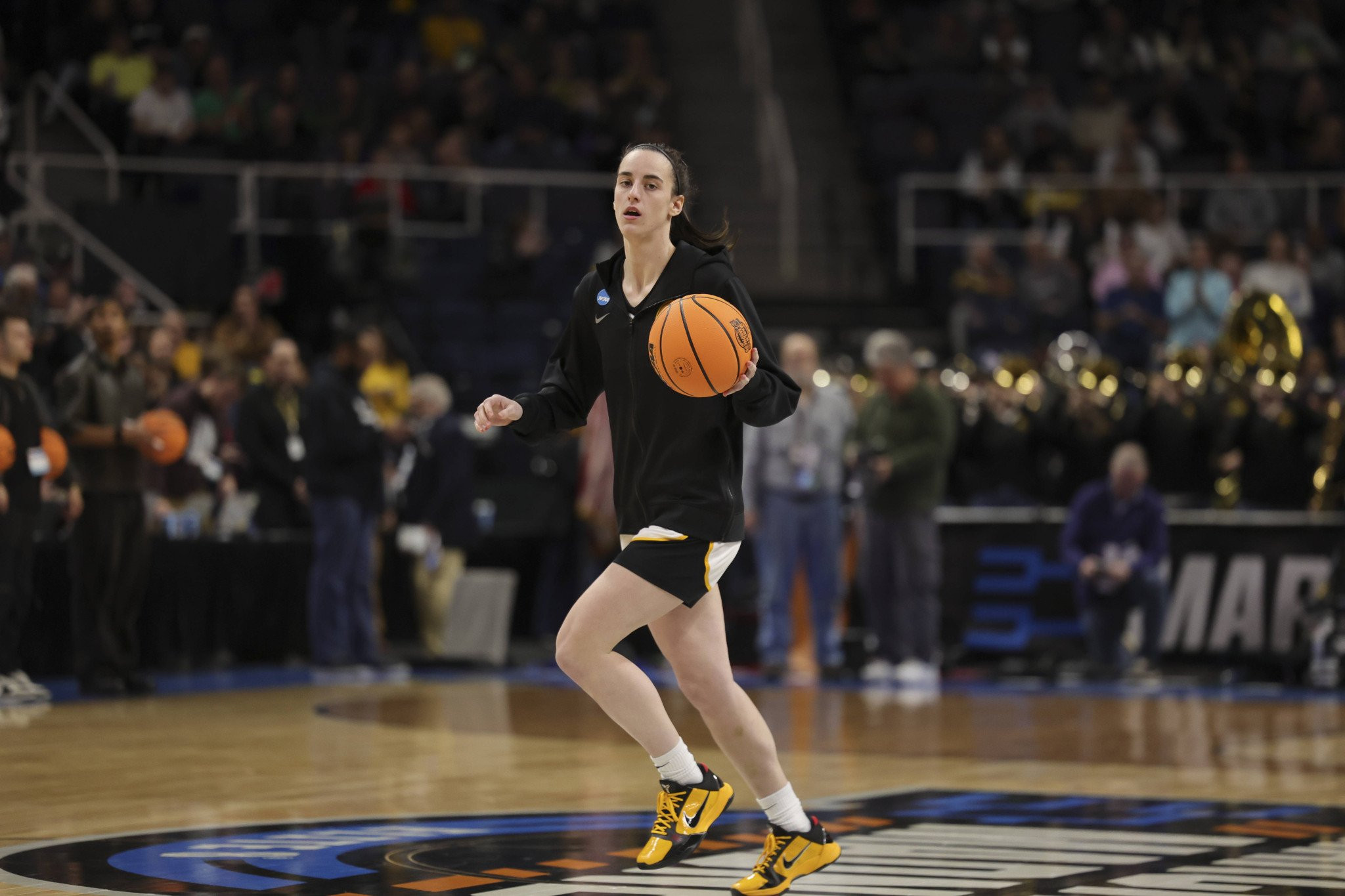 Όταν η Κέιτλιν Κλαρκ έβαλε 22 πόντους σε 120'' κόντρα στην ανδρική ομάδα του Αϊόβα (vids)