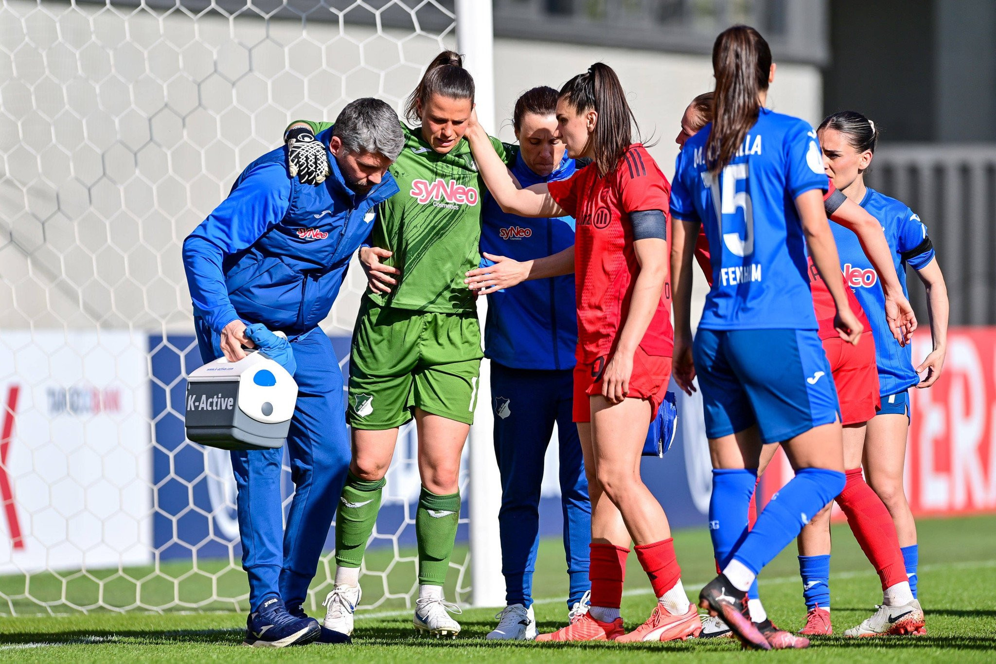 Πρέπει να γίνονται σε διαφορετικούς αγωνιστικούς χώρους τα ποδοσφαιρικά παιχνίδια γυναικών;