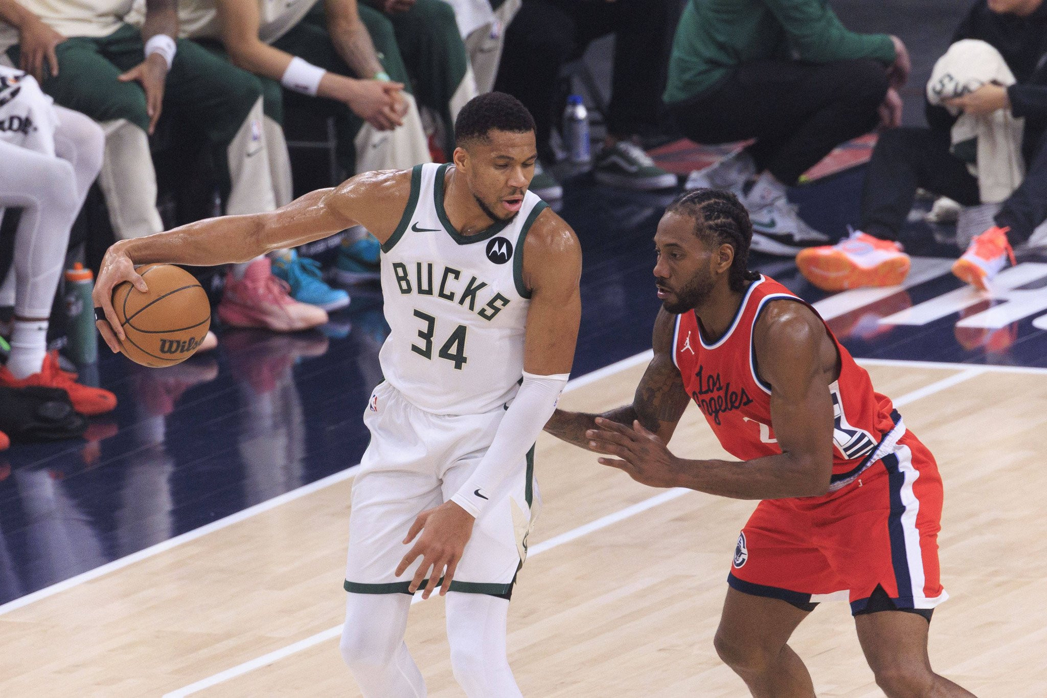 «Σεληνιασμένος» Αντετοκούνμπο με νέο triple-double έδωσε τη νίκη κόντρα στους Πίστονς