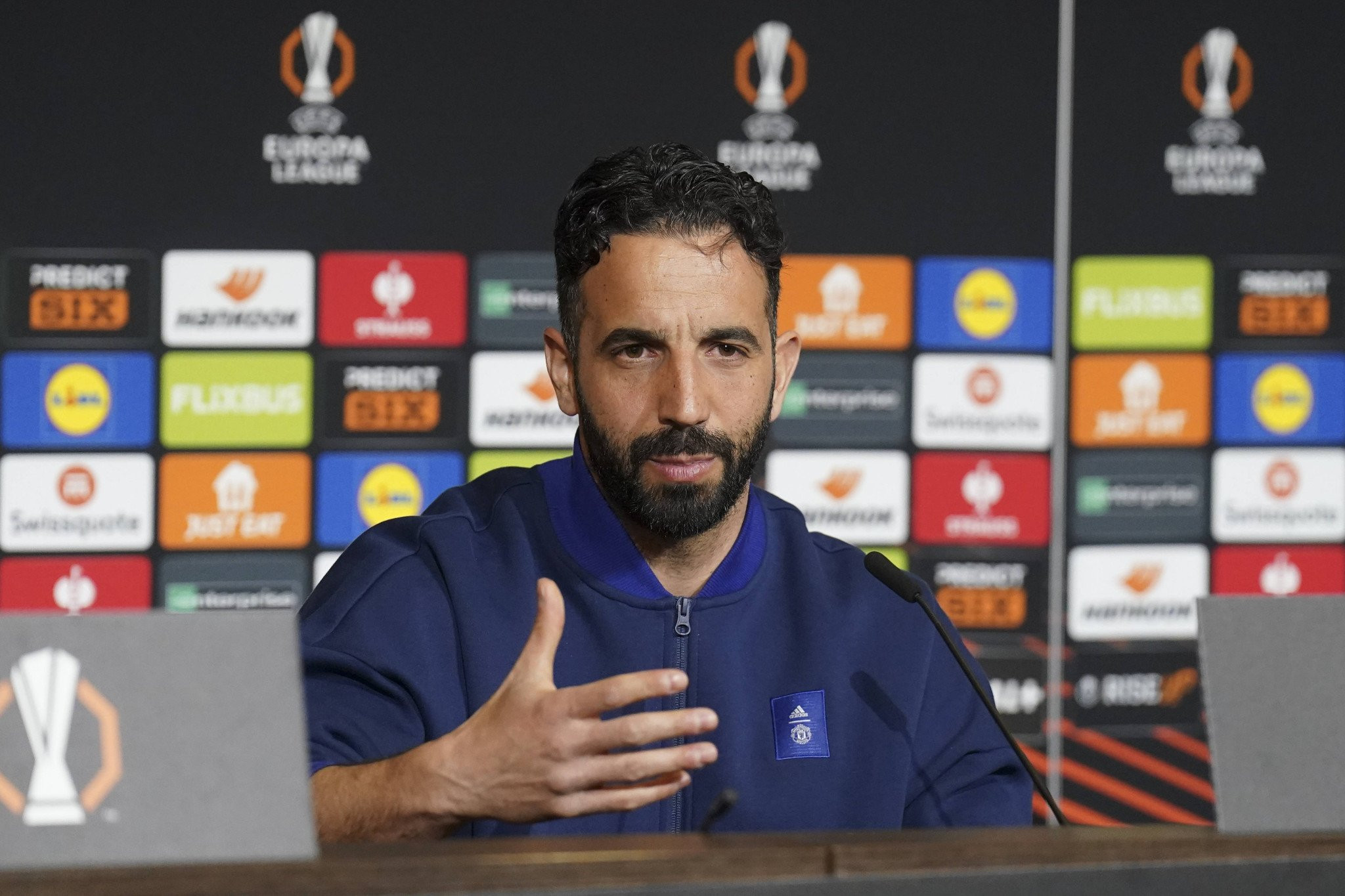 Ύψωσε ασπίδα προστασίας στον Ονάνα ο Αμορίμ: «Ο καθένας μπορεί να μιλάει άσχημα για τη Γιουνάιτεντ»