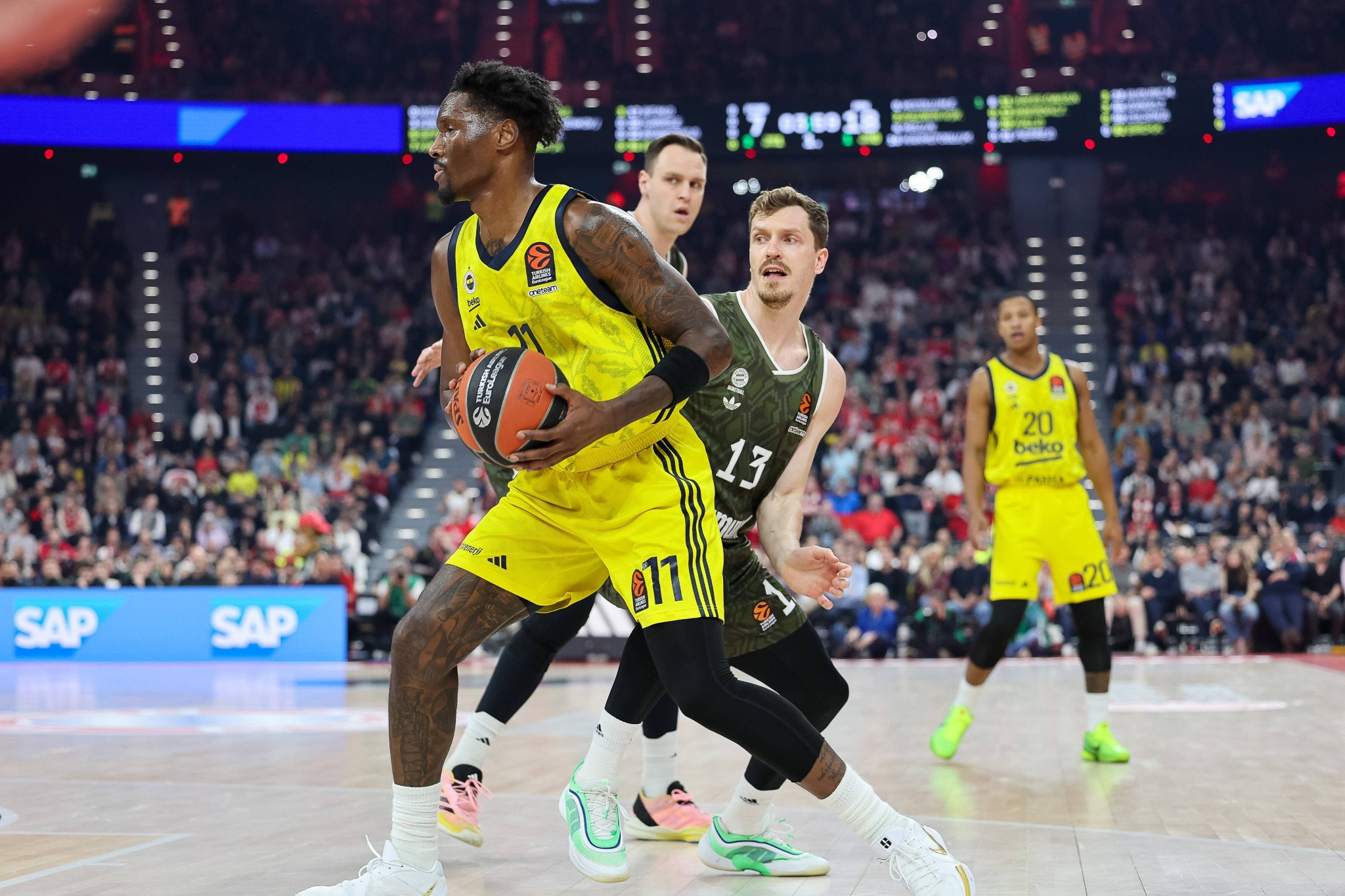 Η Φενέρ κλειδώνει τη δεύτερη θέση μέσα στο Μόναχο και περιμένει αντίπαλο στα Playoffs